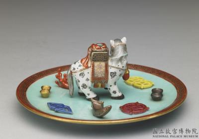 图片[3]-Incense stick holder in the shape of a Treasure Horse with the Eight Treasures in famille rose on a green ground, Qing dynasty, Qianlong reign (1736-1795)-China Archive